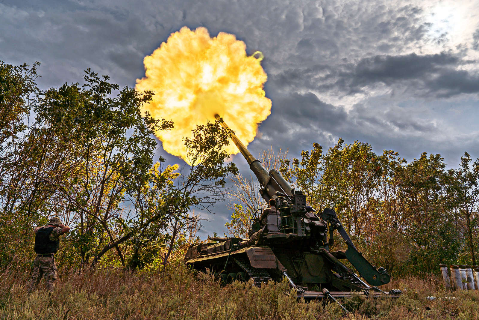 Ukrainian howitzer firing during battle