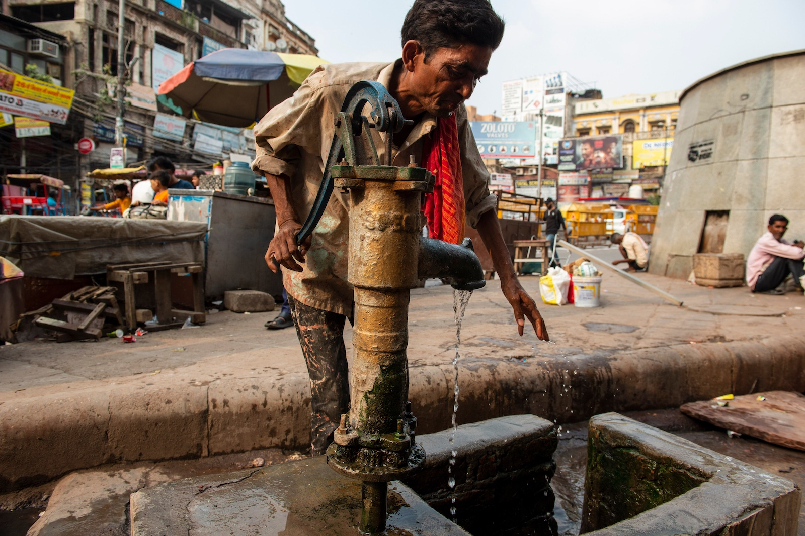 Man using old water pump in Delhi
