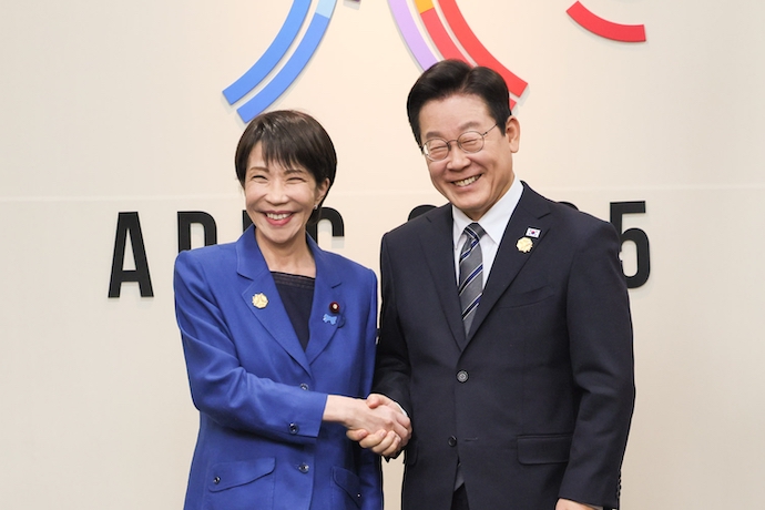 Lee Jae Myung and Sanae Takaichi photographed together at the the APEC Economic Leaders’ Meeting